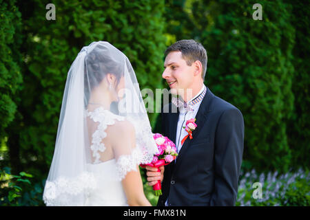 Braut, Bräutigam unter dem Schleier Stockfoto