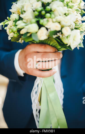 Bräutigam Hochzeit Bouquet in seiner Hand halten Stockfoto