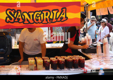 Sydney, Australien. 13. März 2016. Das portugiesische Festival fand in Sydneys Little Portugal Nachbarschaft von Petersham. Im Bild: Sangria trinkt an einem Stall vorbereitet. Bildnachweis: 2016 Richard Milnes/Alamy Live-Nachrichten Stockfoto