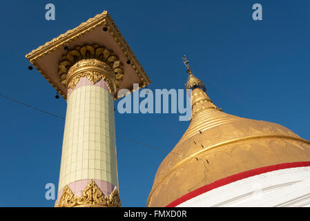 Spalte und goldene Stupa auf Nga-pha Sagaing Hügel in der Nähe von Mandalay, Birma (Myanmar) Stockfoto