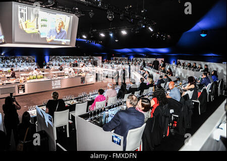 Los Angeles, USA. 12. März 2016. Teilnehmer sehen Sie Köche, die Zubereitung von Speisen als fünf Spitzenköche in der asiatischen Küche ein gemischt-Stil Abendessen in der Ost-West-Masters-Dinner Nacht gehalten während der All-Star-Chef Classic Los Angeles in Los Angeles, USA, am 12. März 2016 zu präsentieren. © Zhang Chaoqun/Xinhua/Alamy Live-Nachrichten Stockfoto