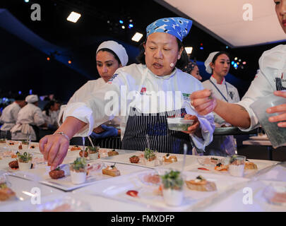 Los Angeles, USA. 12. März 2016. Koch Anita Lo bereitet Essen wie fünf Spitzenköche in der asiatischen Küche eine gemischt-Stil präsentieren-Dinner in der Ost-West-Masters-Dinner Nacht statt, während der All-Star-Chef Classic Los Angeles in Los Angeles, USA, am 12. März 2016. © Zhang Chaoqun/Xinhua/Alamy Live-Nachrichten Stockfoto