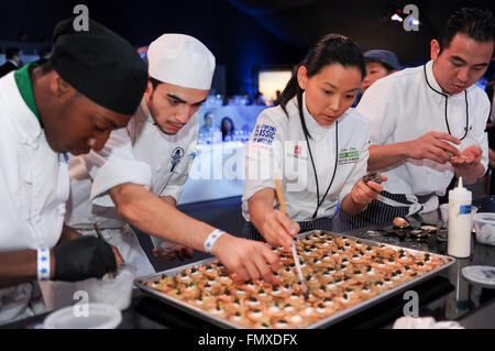 Los Angeles, USA. 12. März 2016. Köche bereiten Essen wie fünf Spitzenköche in der asiatischen Küche eine gemischt-Stil präsentieren-Dinner in der Ost-West-Masters-Dinner Nacht statt, während der All-Star-Chef Classic Los Angeles in Los Angeles, USA, am 12. März 2016. © Zhang Chaoqun/Xinhua/Alamy Live-Nachrichten Stockfoto