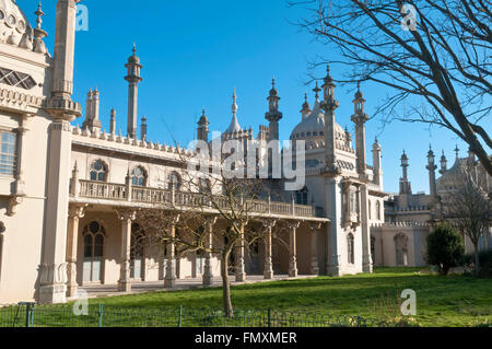 Detail der Säulen, Türmen und Kuppeln auf der Nordseite des Royal Pavilion in Brighton, East Sussex, England Stockfoto