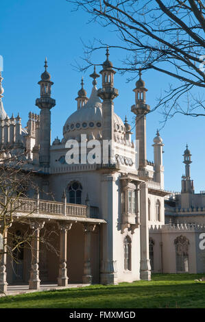 Detail der Säulen, Türmen und Kuppeln der Royal Pavilion in Brighton, East Sussex, England Stockfoto