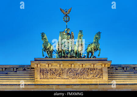 Detail der Quadriga auf dem berühmten Brandenburger Tor in Berlin bei Nacht Stockfoto