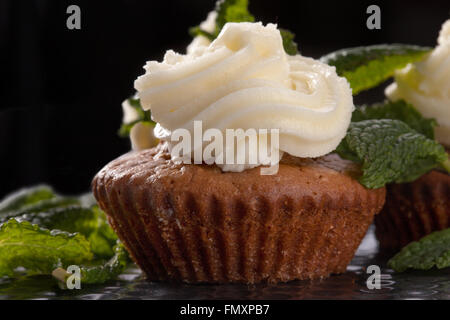 Gebackene hausgemachte Muffins mit Schokolade und Minze Stockfoto