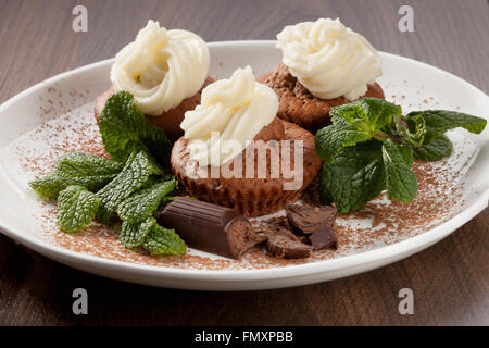 Gebackene hausgemachte Muffins mit Schokolade und Minze Stockfoto