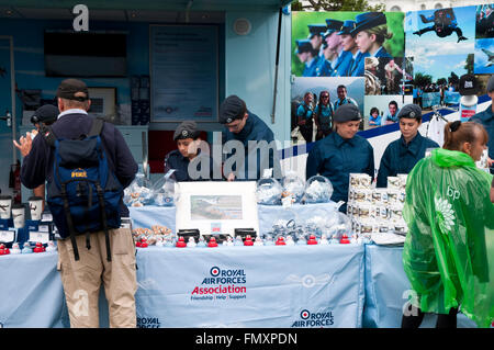 Luft-Kadetten, die Besatzung einer Royal Air Force Association stehen auf der Luftfahrtausstellung in Eastbourne Stockfoto