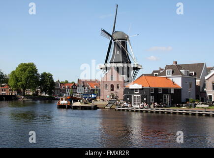 Haarlem. Mai-15-2014. Windmühle "De Adriaan" aus dem Jahr 1779 am Fluss Spaarne in Haarlem. Die Niederlande Stockfoto