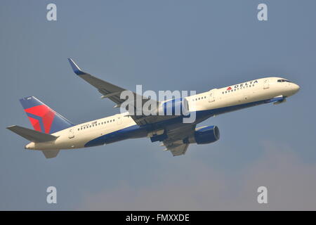 Delta Air Lines Boeing 757-200 N711ZX ausgehend von London Heathrow Airport, Großbritannien Stockfoto