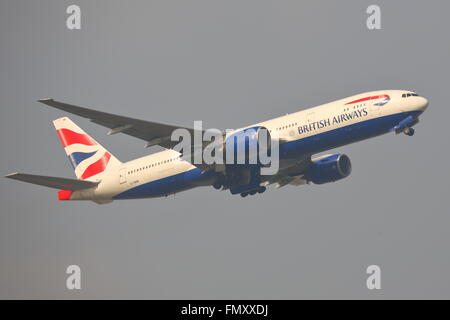 British Airways Boeing 777-200(ER) G-YMMI Abflug vom Flughafen Heathrow, London, UK Stockfoto