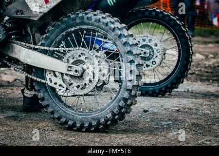Nahaufnahme, das Rad der Enduro Fahrrad anzeigen Stockfoto