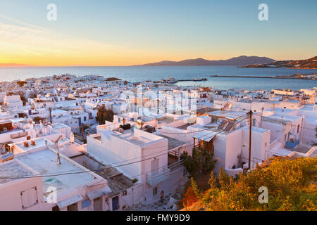 Blick auf die Stadt Mykonos und Tinos Insel in der Ferne, Griechenland. Stockfoto