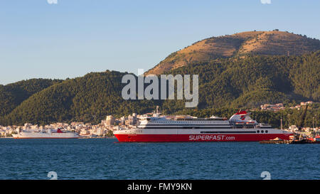 Igoumenitsa, Epirus, Griechenland.  Auto und Personenfähre im Hafen. Stockfoto