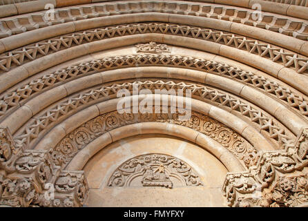 BUDAPEST, Ungarn - 22. September 2012: Detail vom Westportal auf gotische Kirche von Jak in der Nähe von Vajdahunyad-Burg. Stockfoto