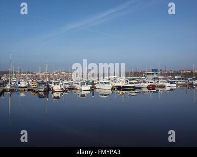 Newcastle Upon Tyne, 13. März 2016, Großbritannien Wetter. Ein dunstiger sonniger Tag im königlichen Quays Marina befindet sich am Ufer des Flusses Tyne. Bildnachweis: James Walsh/Alamy Live-Nachrichten Stockfoto