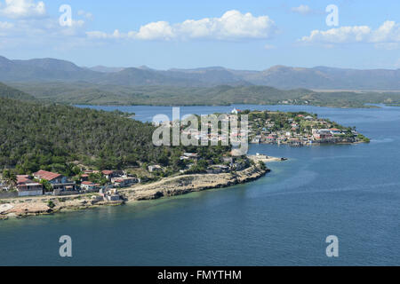 Küste von Santiago De Cuba mit Eingang in den Hafen und die Küstenstrasse Stockfoto