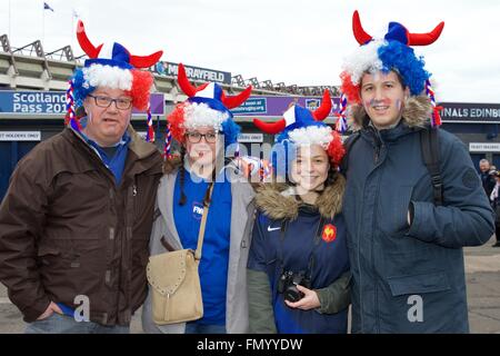 Murrayfield, Edinburgh, Schottland. 13. März 2016. RBS Six Nations Championships. Schottland gegen Frankreich. Französisch-Fans mit bunten hüten. Bildnachweis: Aktion Plus Sport/Alamy Live-Nachrichten Stockfoto