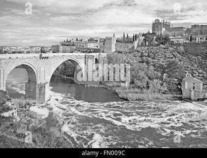 Toledo - Blick nach San Martin s Braut oder Puente de San Martin, Kloster des Heiligen Johannes des Königs im Morgenlicht Stockfoto