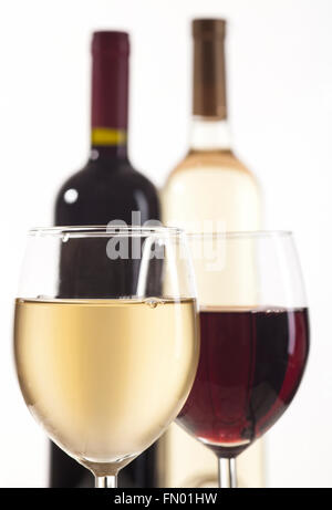 Roten und weißen Wein in Flaschen und Gläser auf weißem Hintergrund Stockfoto