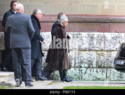 Hedingen, Deutschland. 12. März 2016. Brigitta of Sweden (R), Witwe des Prinzen Johann Georg von Hohenzollern und Karl Friedrich, Prince of Hohenzollern (C), verlassen nach der Trauerfeier für ihren Mann in der Kirche des Erlösers in Hedingen, Deutschland, 12. März 2016. Foto: KARL-JOSEF HILDENBRAND/Dpa/Alamy Live News Stockfoto