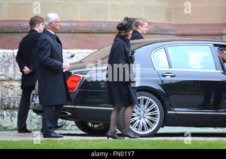 Hedingen, Deutschland. 12. März 2016. Das schwedische Königspaar König Carl XVI. Gustaf und Königin Silvia verlassen nach der Trauerfeier für Prinz Johann Georg von Hohenzollern in der Kirche des Erlösers in Hedingen, Deutschland, 12. März 2016. Foto: KARL-JOSEF HILDENBRAND/Dpa/Alamy Live News Stockfoto