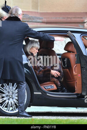 Hedingen, Deutschland. 12. März 2016. Birgitta von Schweden, Witwe des Prinzen Johann Georg von Hohenzollern, sitzt in einem Auto nach der Trauerfeier für ihren Mann in der Kirche des Erlösers in Hedingen, Deutschland, 12. März 2016. Foto: KARL-JOSEF HILDENBRAND/Dpa/Alamy Live News Stockfoto