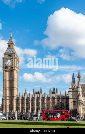 Ein London-Bus geht in der Nähe von Big Ben und die Houses of Parliament in London, Großbritannien Stockfoto