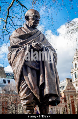 Bronzestatue von Mahatma Ghandi in Parliament Square, London, UK Stockfoto