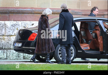 Hedingen, Deutschland. 12. März 2016. Birgitta von Schweden, Witwe des Prinzen Johann Georg von Hohenzollern und Karl Friedrich, Prince of Hohenzollern (C), verlassen nach der Trauerfeier für ihren Mann in der Kirche des Erlösers in Hedingen, Deutschland, 12. März 2016. Foto: KARL-JOSEF HILDENBRAND/Dpa/Alamy Live News Stockfoto