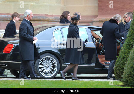 Hedingen, Deutschland. 12. März 2016. Das schwedische Königspaar König Carl XVI. Gustaf (2.v.l) und Queen Silvia (C) lassen sich nach der Trauerfeier für Prinz Johann Georg von Hohenzollern in der Kirche des Erlösers in Hedingen, Deutschland, 12. März 2016. Foto: KARL-JOSEF HILDENBRAND/Dpa/Alamy Live News Stockfoto