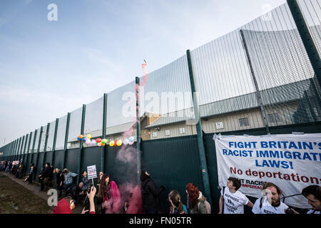 Bedfordshire, UK. 12. März 2016. Shut Down Yarl es Wood Immigration Removal Haftanstalt Massenprotest Credit: Guy Corbishley/Alamy Live News Stockfoto