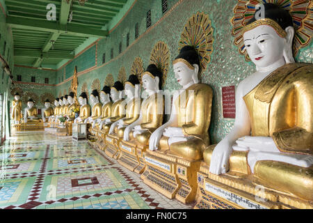 Buddha Statuen im Inneren Umin Thounzeh (U Min Thonze) Pagode auf Sagaing Hügel in der Nähe von Mandalay, Myanmar (Burma) Stockfoto