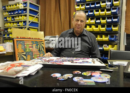 New York, USA. 9. März 2016. Mort Berkowitz sitzt in seinem Büro in New York, USA, 9. März 2016. 76 Jahre alt, der Schaltfläche "König des Times Square, wurde machen und verkaufen Kampagne Tasten für alle US-Präsidentschaftskandidaten seit 50 Jahren. Foto: CHRISTINA HORSTEN/Dpa/Alamy Live News Stockfoto