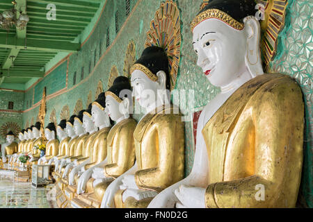 Buddha Statuen im Inneren Umin Thounzeh (U Min Thonze) Pagode auf Sagaing Hügel in der Nähe von Mandalay, Myanmar (Burma) Stockfoto