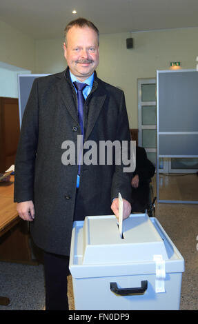 Magdeburg, Deutschland. 13. März 2016. Wulf Gallert, Frotunrunner für die linke, wirft seine Stimme für den parlamentarischen Landtagswahlen Sachsen-Anhalt in Magdeburg, Deutschland, 13. März 2016. Foto: JENS WOLF/Dpa/Alamy Live News Stockfoto