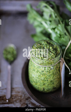 Wildkräuter selbstgemachtem pesto Stockfoto