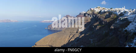 Santorin, Griechenland - 6. Oktober 2015: Das Panorama von Fira und Firostefani am Morgen Stockfoto