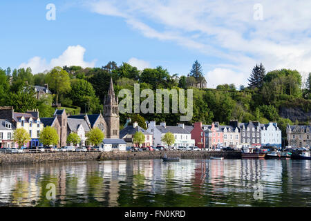 Farbenfrohe Gebäude mit Blick auf den Hafen im malerischen Mull Stadt von Tobermory auf Mull Argyll & Bute Inneren Hebriden Western Isles Schottland Großbritannien Stockfoto