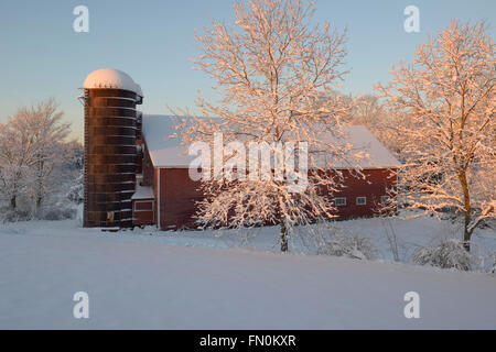 Raynes Bauernhof im Winter nach Schneesturm, Exeter, New Hampshire Stockfoto