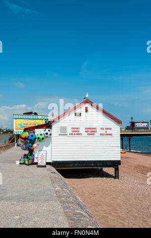 Ein weißen hölzernen Kiosk Verkauf von gekochtem Essen und Geschenke zeichnet sich bei strahlendem Sonnenschein, ein blauer Himmel und roten Sand kontrastiert Stockfoto