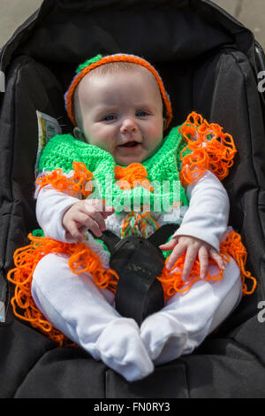 London, UK. 13. März 2016. Winnie Marie, 6 Monate, einer der jüngsten Teilnehmer. Der jährliche St. Patricks Day Parade findet statt im Zentrum von London. Bildnachweis: Lebendige Bilder/Alamy Live-Nachrichten Stockfoto