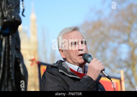 London, UK. 13. März 2016. John McDonnell MP, Schatten Kanzler des Finanzministeriums, befasst sich mit die Masse außerhalb des Parlaments. Bildnachweis: Marc Ward/Alamy Live-Nachrichten Stockfoto