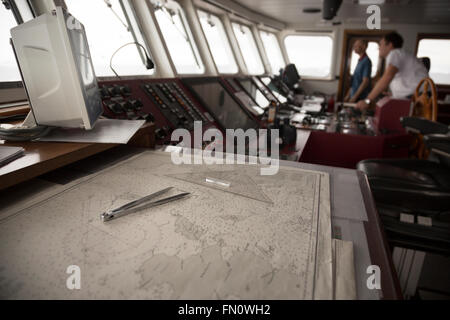 Antarktis, antarktische Halbinsel, Expeditionsschiff Hanse Explorer, Diagramm liegen am Kartentisch auf Brücke Stockfoto