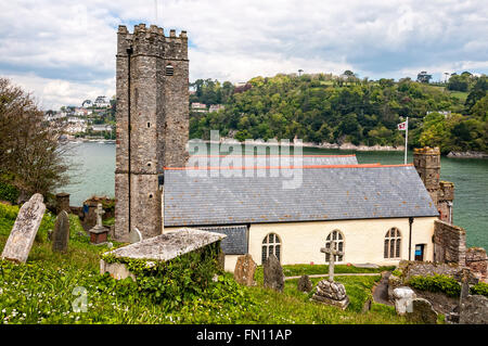 Mit Blick auf den Eingang zum Fluss Dart St Petrox Kirche befindet sich angrenzend an die Kalkstein-Struktur von Dartmouth Burg Stockfoto