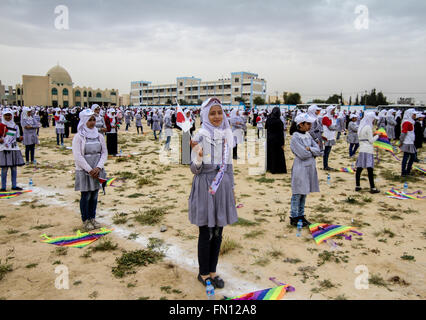 Gaza, Palästina. 12. März 2016. Palästinensische Mädchen in UNRWA-Schulen beteiligen sich effektiv brennen Hunderte von Drachen in Solidarität mit den Menschen in Japan anlässlich des fünften Jahrestages der Erdbeben Japan Tsunami, die Tausende von Japanisch in der Stadt Bezirk von Khan Younis im südlichen Gazastreifen getötet. © Ahmad Salem/Pacific Press/Alamy Live-Nachrichten Stockfoto