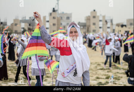 Gaza, Palästina. 12. März 2016. Palästinensisches Mädchen Schüler in den Schulen des Hilfswerks der Vereinten Nationen für palästinensische Flüchtlinge UNRWA beteiligt sich an effektiv brennen Hunderte Drachen in den Himmel von der südlichen Gazastreifen Stadt des Khan Younis, zum Gedenken an den fünften Jahrestag des Erdbebens in Japan, führte zu den Tod von Tausenden, im südlichen Gazastreifen. © Ahmad Salem/Pacific Press/Alamy Live-Nachrichten Stockfoto