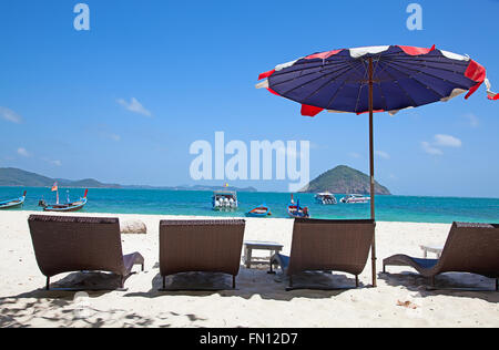 Bunte Stühle auf den weißen Sandstrand Stockfoto