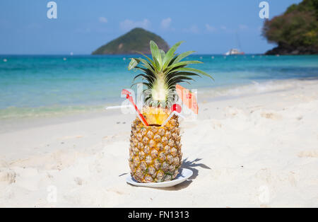 Ananas cocktail am weißen Sandstrand Stockfoto